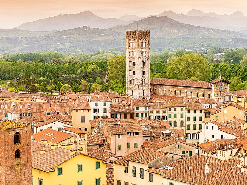 Udsigt over Lucca - byen, der er omgivet af en velbevaret ringmur fra 1600-tallet
