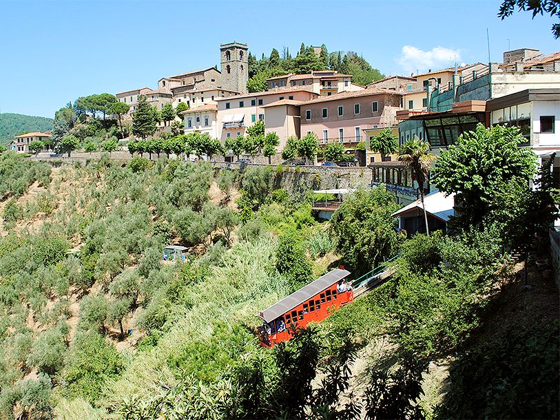 I kan tage linebanen fra centrum af Montecatini Terme til Montecatini Alto