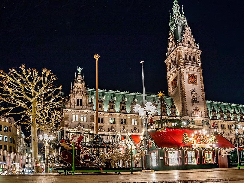 Ända fram till den 23 december kan du uppleva den berömda julmarknaden på Rådhustorget