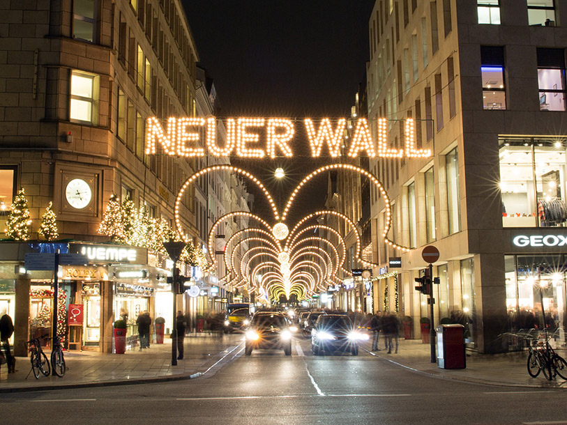Upplev stadens magi när belysningen tänds på kvällen och du kan njuta av julens vackra dekorationer