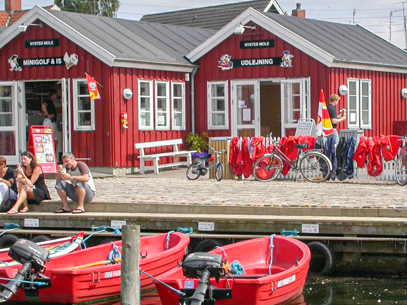 Besøg Nysted, Danmarks sydligste købstad, med den hyggelige havn