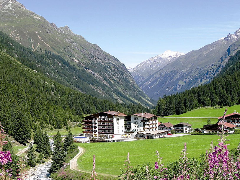 Du ska bo på detta sköna hotell i den romantiska dalen Pitztal - en populär destination i Alperna