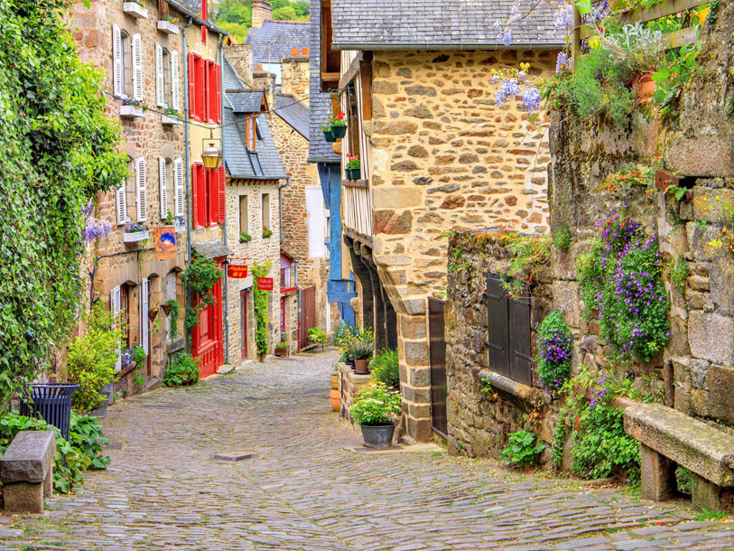Gör också en utflykt till Dinan, som anses vara en av de vackraste gamla städerna i Bretagne