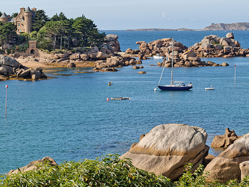 På Granitkusten finns det massor av utsiktspunkter med panoramavy över Engelska kanalen