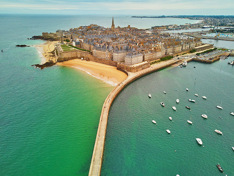 Något man inte får missa i Bretagne är fästningsstaden Saint-Malo, där pirater härjade förr i tiden