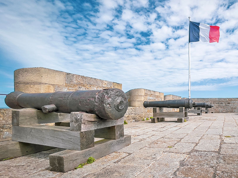 På den intakta fästningsmuren från 1100-talet, som omger Saint-Malo, har du havsutsikt från tre håll
