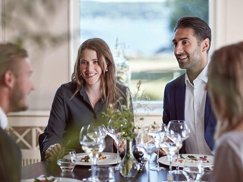 Feriens kulinariske højdepunkter skal I opleve i den lyse restaurant med udsigt over søen