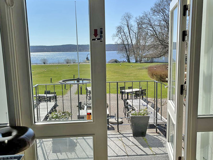 Hver morgen begynder feriedagen med lækker morgenbuffet akkompagneret af dette smukke panorama