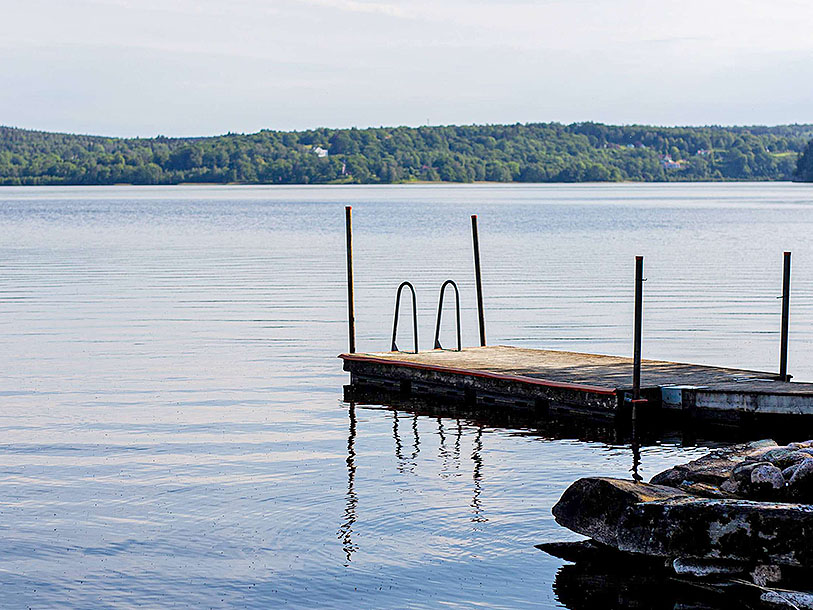 Hotellets egen badebro inviterer på et dyp i søen året rundt
