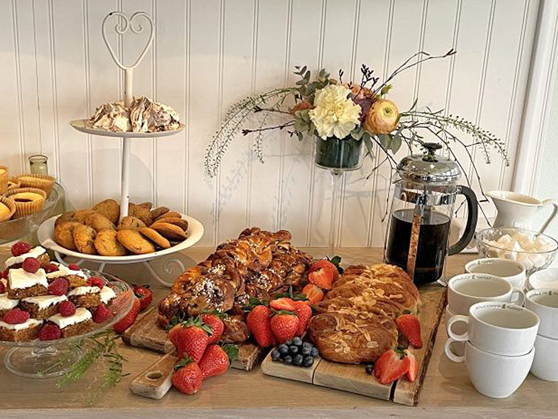 Om lørdagen serveres herregårdens store kagebuffet, som I er velkomne til at tilkøbe