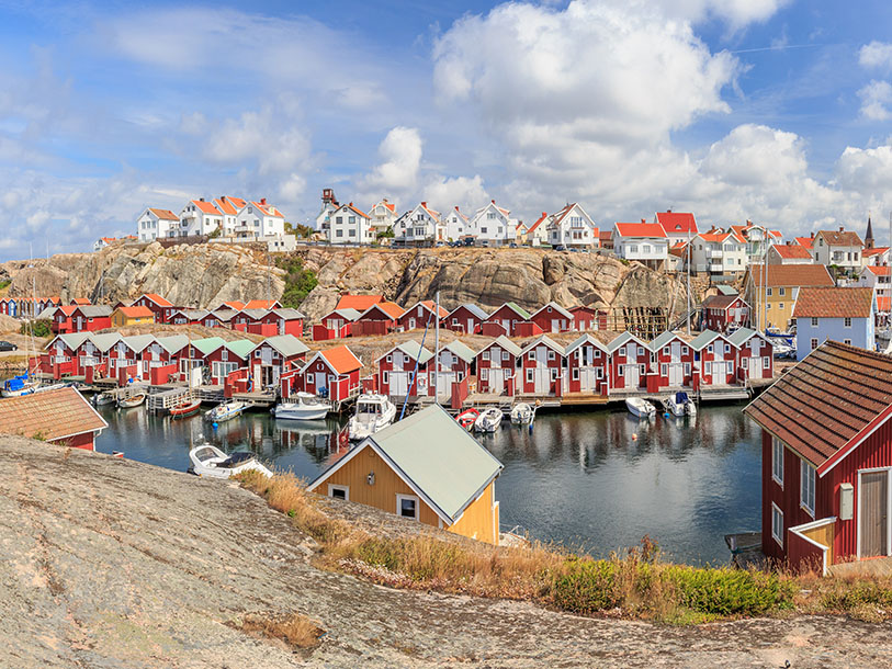 På en dagsudflugt kan det anbefales at besøge Smögganbryggan - idyllisk fiskerflække i Bohusläns skærgård