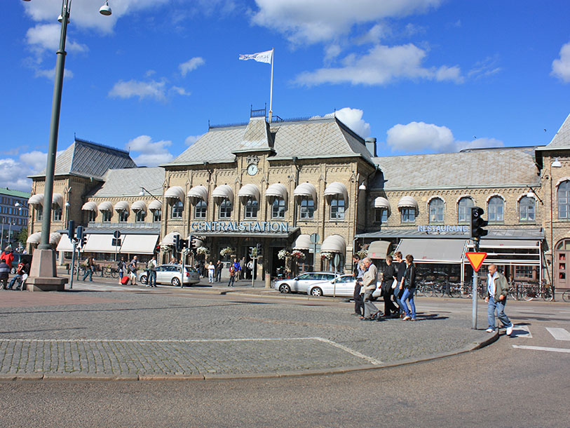 Kommer du med tåg landar du på Centralstationen mitt inne i Göteborg