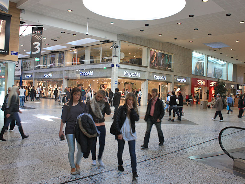 Den populära Nordstan är en shoppinggalleria med mängder av butiker och caféer