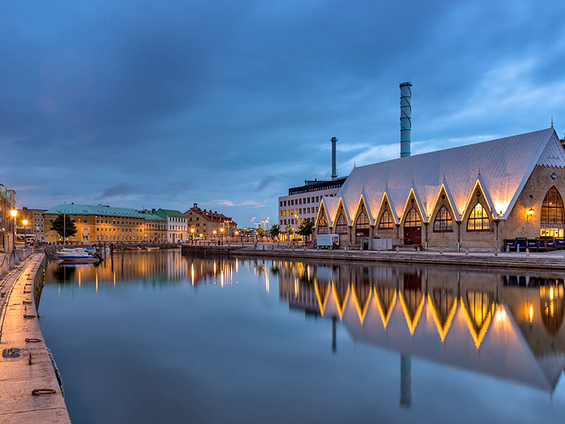 Här saluhallen "Feskekörkan" som erbjuder färsk fisk, skaldjur och andra delikatesser