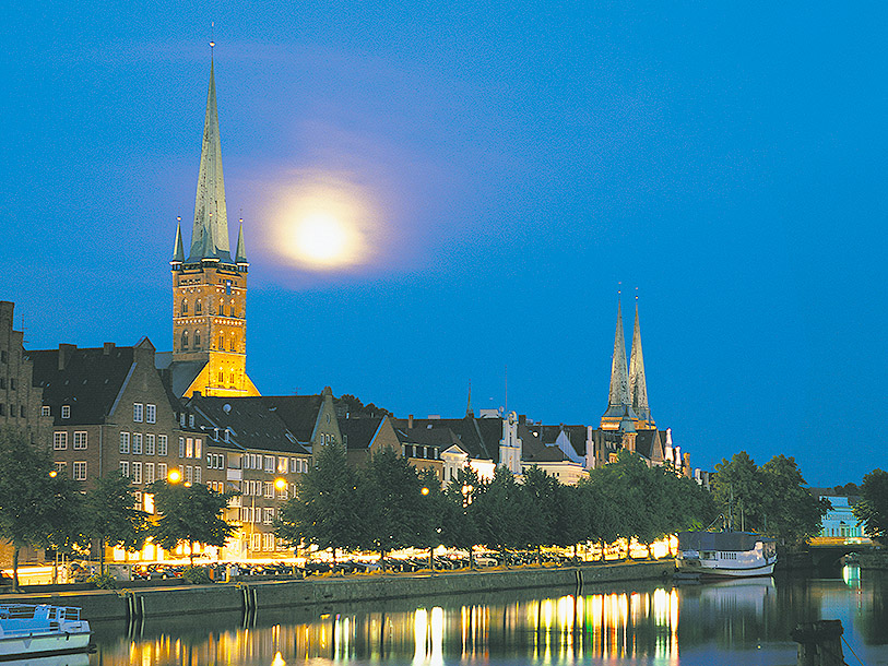 Månsken över domkyrkan Sankt Petri i Schleswig