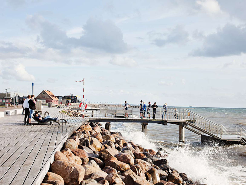 Helsingborg är en pärla i Skåne - här strandpromenaden vid Järnvägsmännens brygga