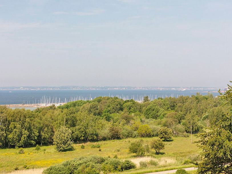 Från Sundsgården har du utsikt över idyllisk natur, sandstrand och segelbåtshamnen i Råå
