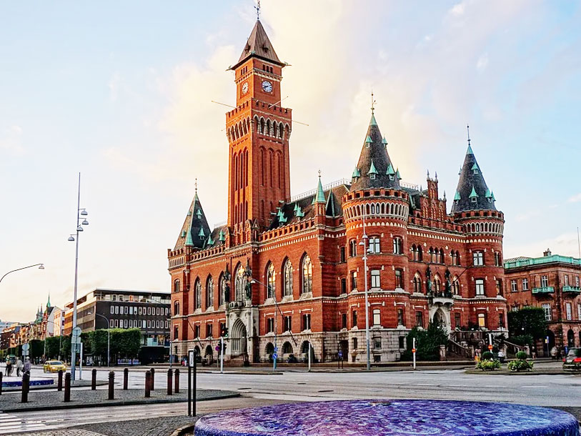Du kan starta din sightseeing i Helsingborg med att se på det pampiga rådhuset