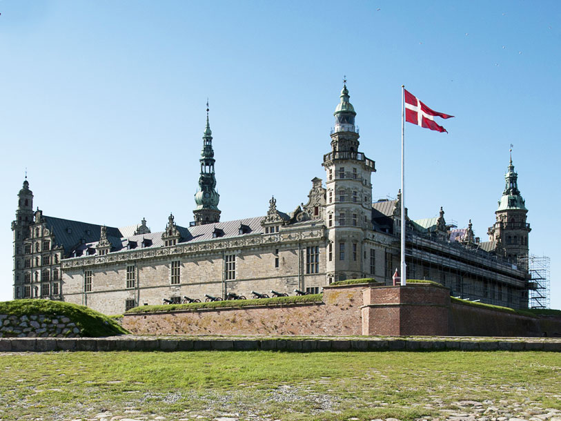 I Helsingør kan du besöka Kronborg, Danmarks mest berömda slott tack vare Shakespeares Hamlet