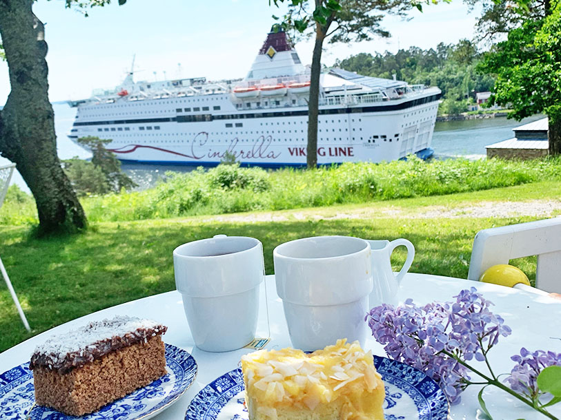 Välkommen till den här utsikten från Fredriksborg Hotell - med skärgårdsidyll och ship spottning