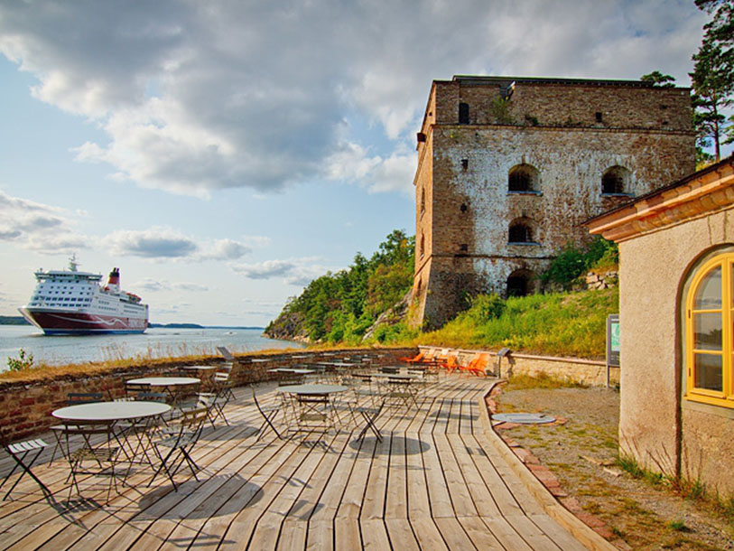 Vid fästningens Corps de Logi och den stora brygganläggningen har du en skön plats för ship spotting