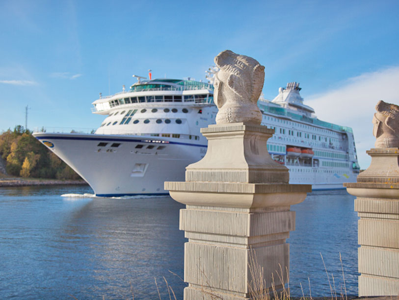 Vid Oxdjupet nedanför hotellet passerar alla stora fartyg på väg in till Stockholm