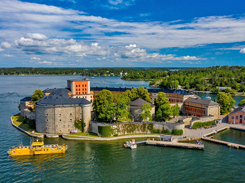 Ta färjan över till Waxholm och se det historiska kastellet