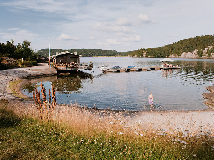 Om sommeren kan I også nyde badelivet ved hotellets private strand