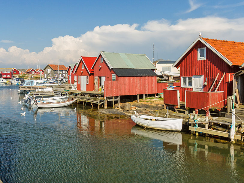 Fiskerflækkeidyl i Bohusläns skærgård - ofte med masser af livlig trafik på vandet og turister på kajen