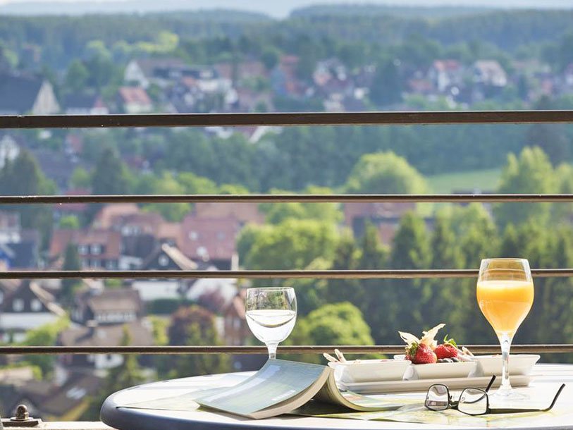 I bliver indkvarteret i værelse med balkon, hvor I kan nyde udsigten over området