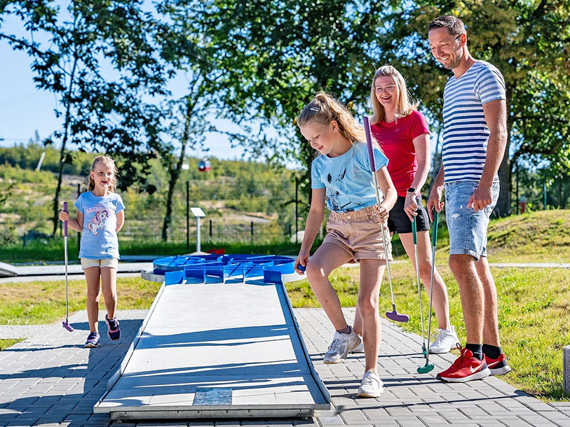 Hotellet har et væld af aktivitetstilbud både inden- og udendørs - blandt andet minigolf