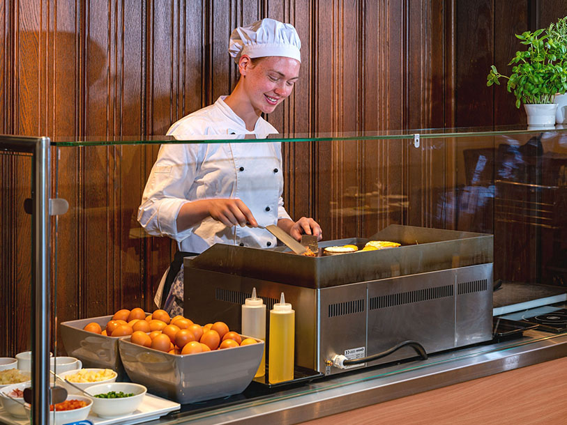 Begynd dagen med jeres favorit fra omeletstationen - så er I klar til at tage på eventyr