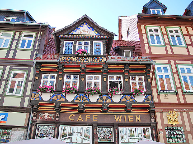 Besøg f.eks. legendariske Café Wien, der siden 1897 har været indrettet i det historiske hus fra 1583