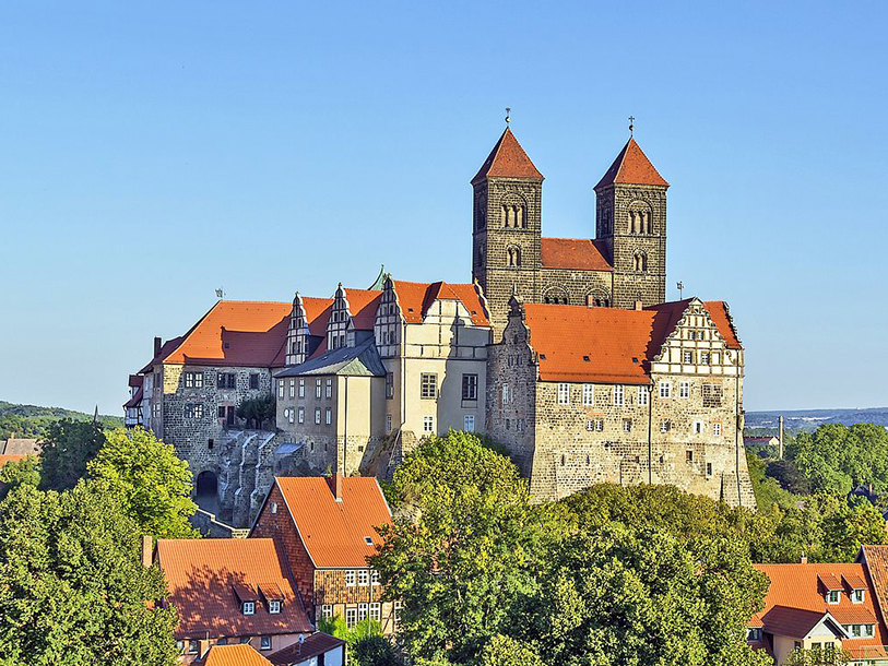 Quedlinburg kan ses viden om med sin imponerende borg fra 1100-tallet på Schlossberg
