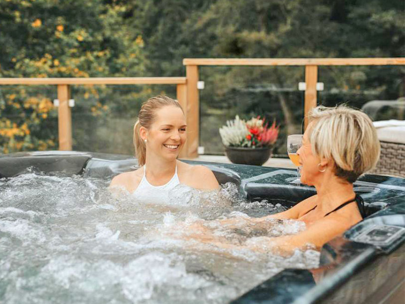 Måske får I lyst til at lune jeres trætte muskler i hotellets lækre, udendørs spa-bad