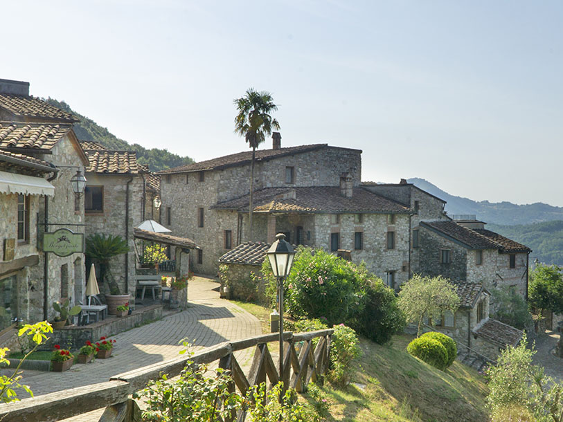 I bor på toppen af de grønne bakker nord for Lucca med et fantastisk panorama over Toscana
