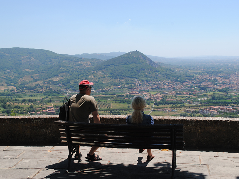 Tag på udflugt til bjergbyen Montecatini Alto, der troner højt oppe med panorama over Toscana