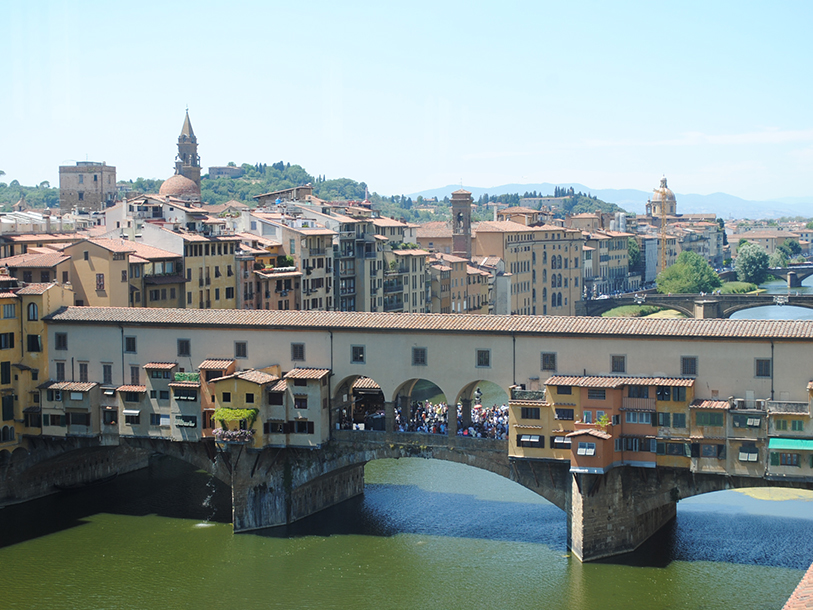 I Toscanas hovedstad, Firenze, har I udsigt til den smukke bro Ponte Vecchio fra det berømte galleri Uffizierne