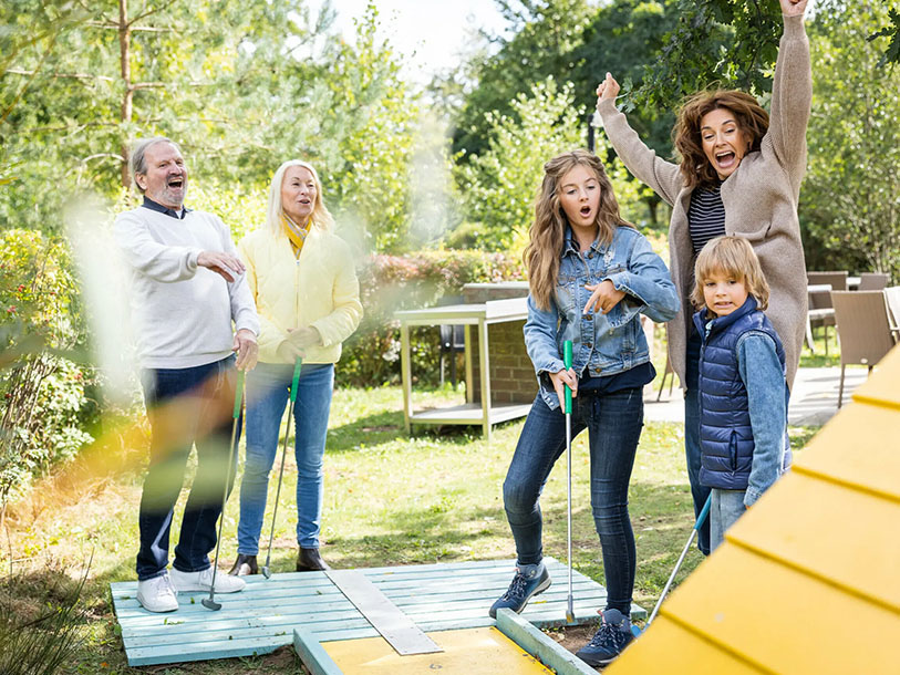 Tag et slag minigolf - som bare er én af mange aktiviteter, I kan være fælles om