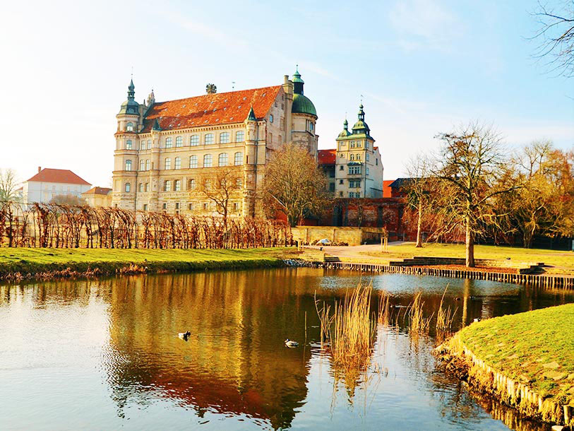 Mecklenburg-Vorpommern er også berømt for et væld af slotte  - som dette i Ludwigslust