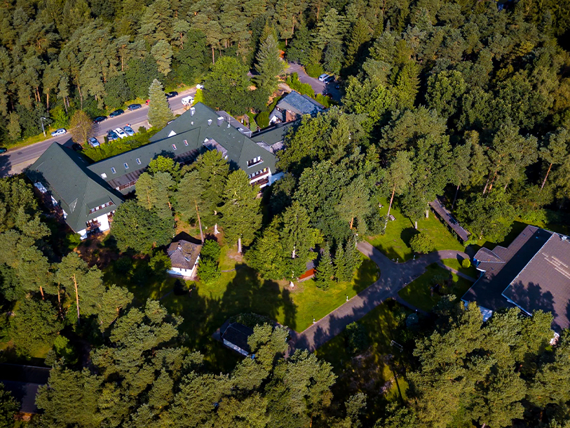 Hotel Zur Heidschnucke ligger omgivet af skov og landlig idyl på Lüneburger Heide