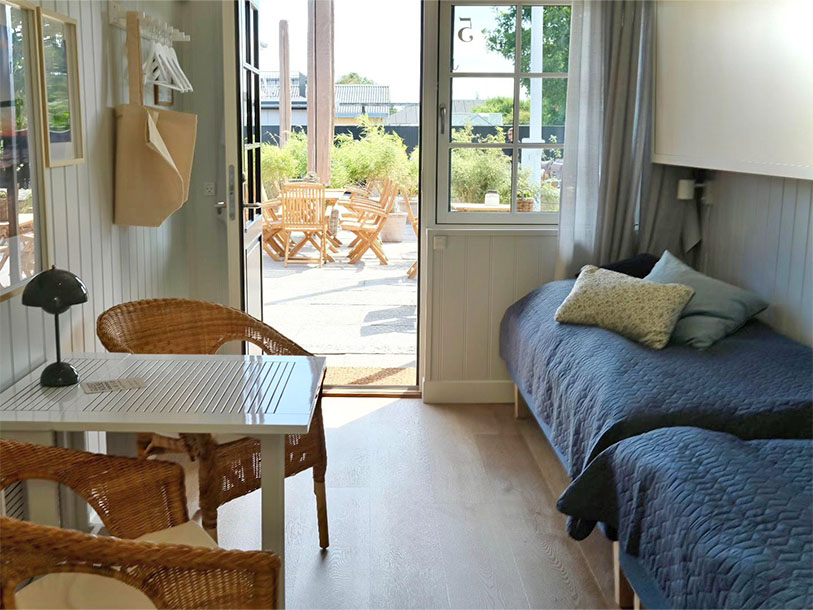 Værelserne på GuestHouse Læsø er små, men lækkert indrettede og med udgang til terrassen