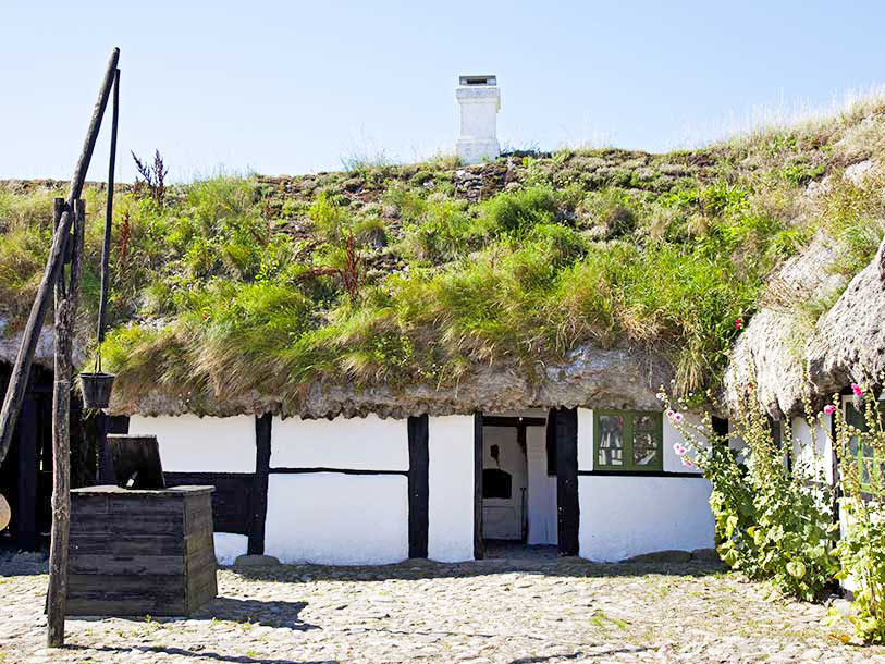 Museumsgården er et frilandsmuseum indrettet i en original firlænget tanggård