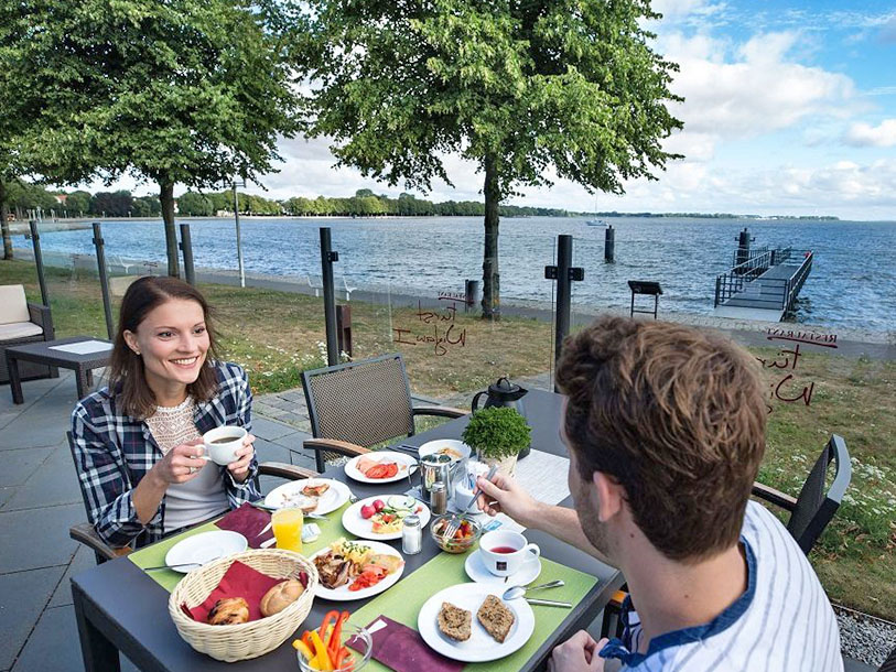 När vädret tillåter det kan du ta ett bord utanför och njuta av utsikten över havet under bar himmel