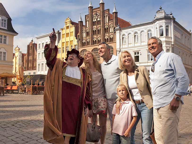 Boka en stadsrundtur eller gå på upptäcktsfärd och leta svenskminnen i den UNESCO-listade Gamla stan