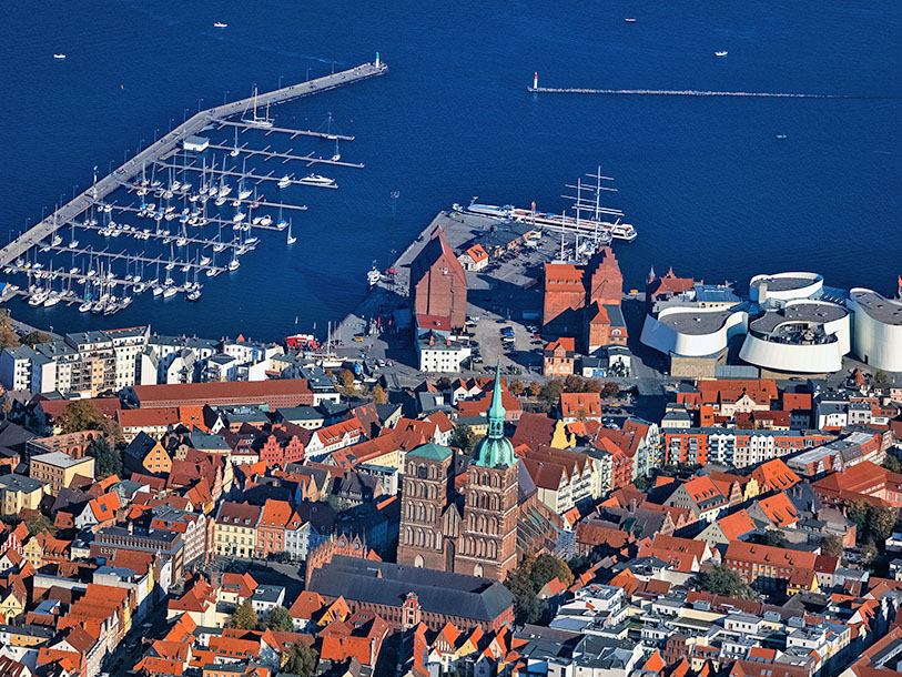 Stralsunds hamnfront har alltid varit historiens centrum, idag ligger även det berömda OZEANEUM här