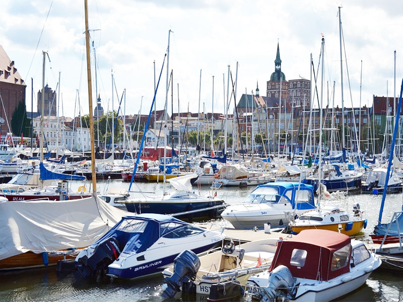 Framför ditt hotell går hamnpromenaden som du kan följa ända till marinan