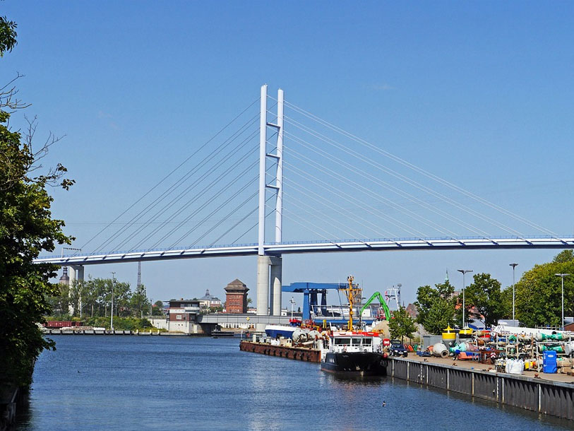 Men det enklaste är att ta den fyra kilometer långa bron till Rügen - Tysklands största ö
