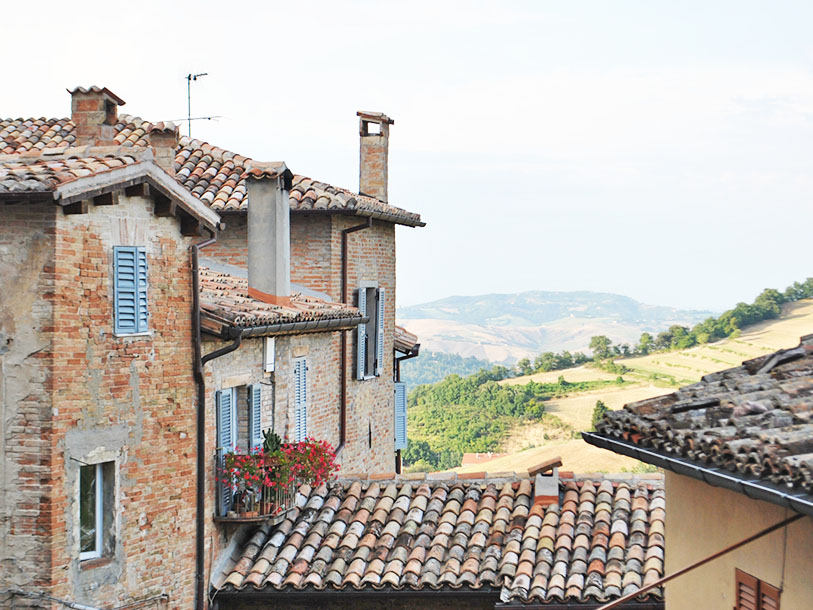 I bor mellem Pisa (44 km) og Firenze (64 km) og Middelhavets strande ved Versiliakysten