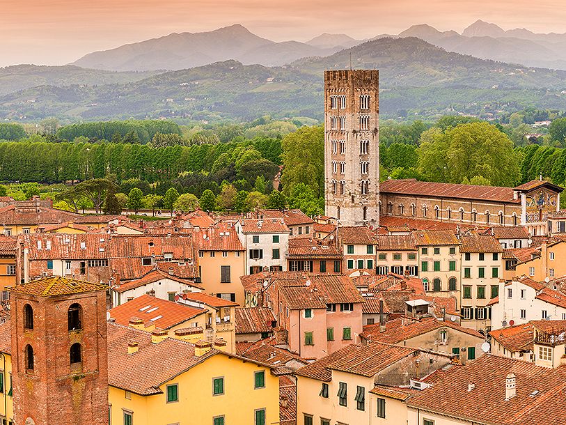 Middelalderbyen Lucca byder på pragtfuld arkitektur fra renæssancen, markeder, musik og mere!